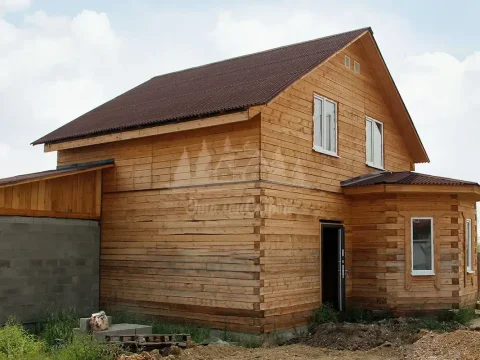 Фасад готового дома из бруса 152 кв. м с эркером и мансардой в мкр. Амурский, Чита — ЭталонСтрой
